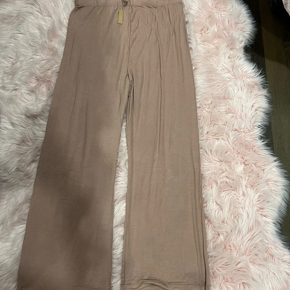 Skims Intimates & Sleepwear - Picture 2 of 4